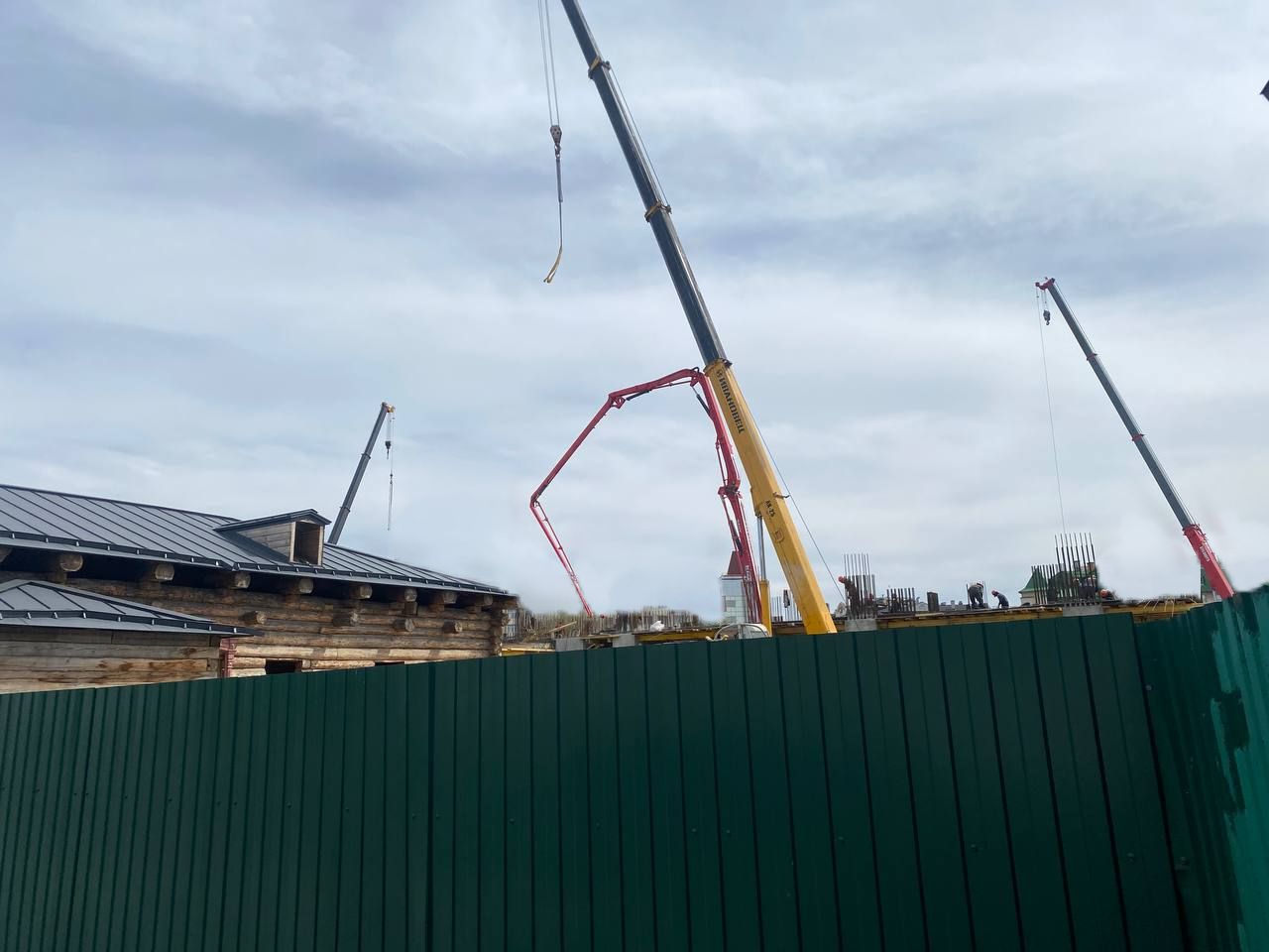 Заливка бетона в опалубку с арматурным каркасом